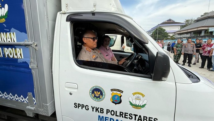Kapolrestabes Medan Kombes Gidion Arif Setyawan saat mengantarkan makanan bergizi gratis.