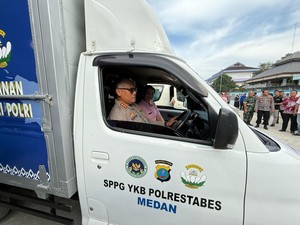 Kapolrestabes Medan Sopiri Mobil Boks Antar Makanan Bergizi ke Sekolah