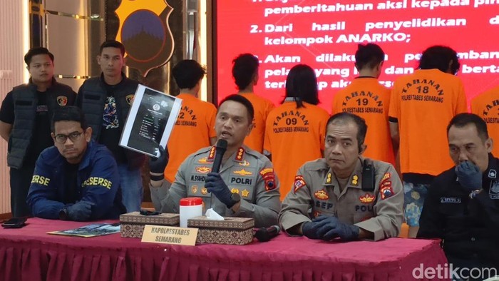 Polrestabes Semarang konferensi pers penetapan tersangka kasus demo ricuh di Semarang, Sabtu (3/5/2025).