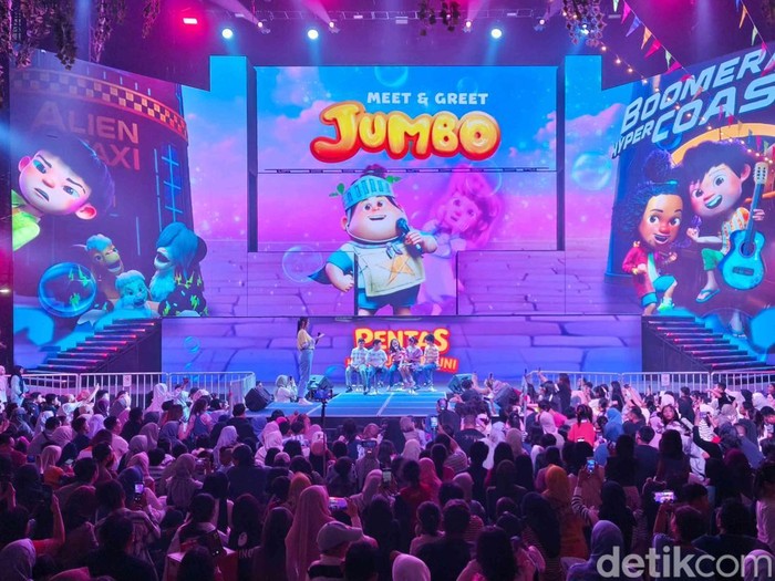 Film Jumbo menyapa penggemarnya di Trans Studio Cibubur, Jakarta Timur, Sabtu (3/5/2025). Dalam acara meet and greet film Jumbo itu, para pemeran menyapa penggemarnya seperti memberikan souvenir, tanda tangan dan foto bersama.