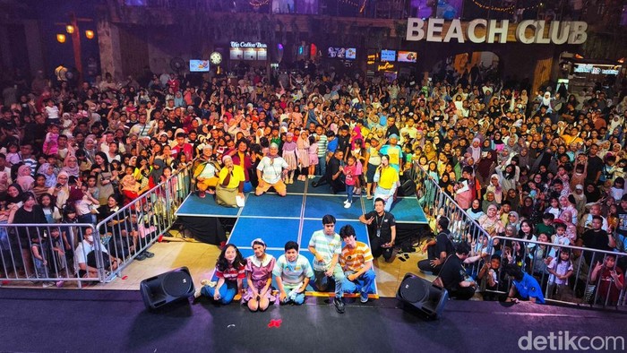 Film Jumbo menyapa penggemarnya di Trans Studio Cibubur, Jakarta Timur, Sabtu (3/5/2025). Dalam acara meet and greet film Jumbo itu, para pemeran menyapa penggemarnya seperti memberikan souvenir, tanda tangan dan foto bersama.