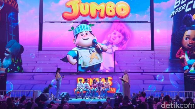 Film Jumbo menyapa penggemarnya di Trans Studio Cibubur, Jakarta Timur, Sabtu (3/5/2025). Dalam acara meet and greet film Jumbo itu, para pemeran menyapa penggemarnya seperti memberikan souvenir, tanda tangan dan foto bersama.