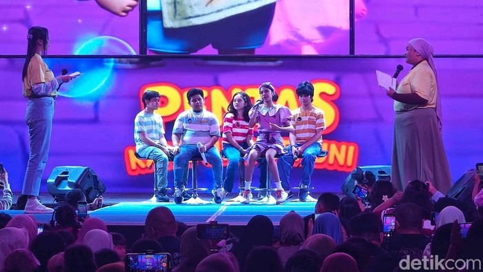 Film Jumbo menyapa penggemarnya di Trans Studio Cibubur, Jakarta Timur, Sabtu (3/5/2025). Dalam acara meet and greet film Jumbo itu, para pemeran menyapa penggemarnya seperti memberikan souvenir, tanda tangan dan foto bersama.