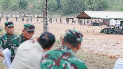 Potret Menhan Tinjau Fasilitas Latihan Prajurit TNI di Kalsel