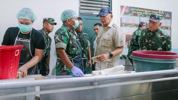Potret Menhan Tinjau Fasilitas Latihan Prajurit TNI di Kalsel Menteri Pertahanan RI Sjafrie Sjamsoeddin melakukan kunjungan kerja ke Dodiklatpur Rindam VI/Mulawarman, Banjarbaru, Kalimantan Selatan, Jumat (2/5/2025).