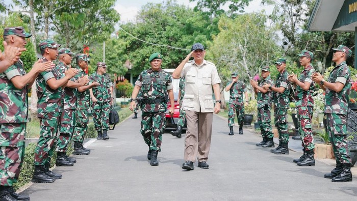 Potret Menhan Tinjau Fasilitas Latihan Prajurit TNI di Kalsel Menteri Pertahanan RI Sjafrie Sjamsoeddin melakukan kunjungan kerja ke Dodiklatpur Rindam VI/Mulawarman, Banjarbaru, Kalimantan Selatan, Jumat (2/5/2025).