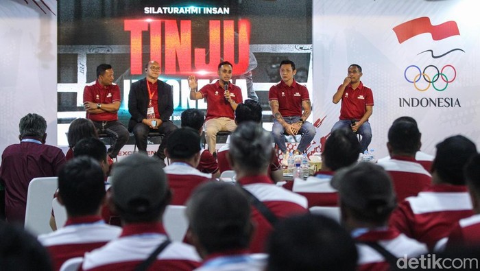 Potret Ray Zulham Ketum PERBATI Patok Tinju RI Jawara di SEA Games 2025 Ketua Umum Pengurus Besar Tinju Indonesia (PERBATI)Β Ray Zulham Farras saat berdiskusi dengan para pegiat tinju nasional di Jakarta, Sabtu (3/5/2025).