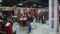 Pihaknya juga menghadirkan pelatih internasional asal Thailand untuk memberikan pelatihan kepada para atlet. Meskipun begitu dirinya tetap bakal melibatkan pelatih lokal. 