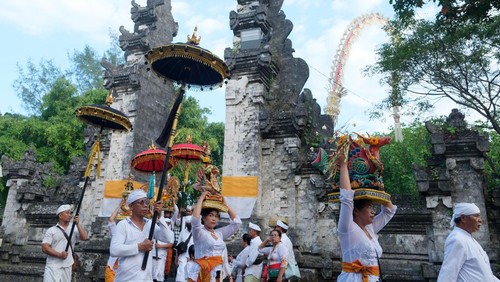Sejumlah umat Hindu membawa benda-benda sakral saat ritual jelang Hari Raya Kuningan di Pura Sakenan, Denpasar, Bali, Jumat (2/5/2025). Ritual tersebut merupakan rangkaian dari upacara persembahyangan Hari Raya Kuningan sebagai perayaan kemenangan dharma (kebaikan) atas adharma (kejahatan). ANTARA FOTO/Nyoman Hendra Wibowo/bar