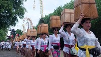 Hari Raya Kuningan sebagai perayaan kemenangan dharma (kebaikan) atas adharma (kejahatan). 