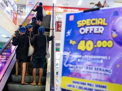 Potret Suku Badui Jalan-jalan di Mal Jelang Tradisi Seba