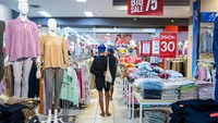 Warga Suku Badui tersebut memanfaatkan waktu senggang jelang tradisi Seba Badui untuk berkeliling di mal guna membeli barang kebutuhan pribadi mereka. 