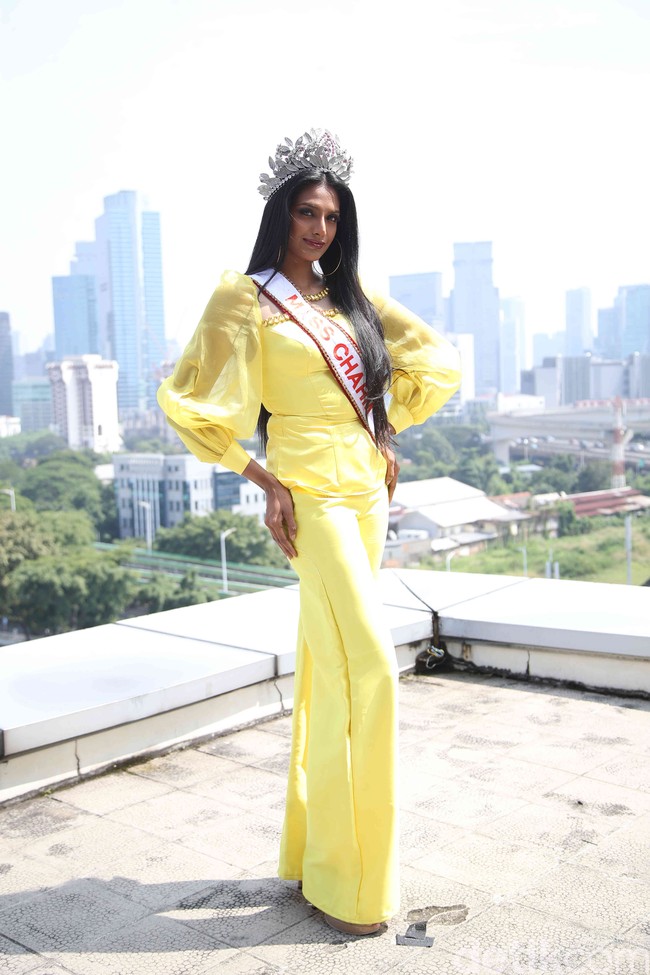 Di antara banyak pilihan makanan, Rash mengungkapkan sangat menyukai nasi padang dengan ayam balado dan tempe. Ketika sedang live Instagram, Rash menerima banyak komentar warganet yang memberi tahu ia sebaiknya mencicipi seblak. Ada banyak orang yang menyuruh saya makan seblak. Mereka sudah tahu kalau saya suka makan makanan yang pedas. Saya tanya ke Melati Tedja, dia bilang tidak baik untuk perut karena sangat pedas. Karena saya suka makan ayam gepuk, biasanya kan ada level pedasnya, saya selalu pilih yang paling pedas. Jadi saya jadi penasaran sepertinya saya bisa makan seblak. Saya juga selalu diingatkan oleh keluarga karena jangan terlalu makan yang pedas, tutur Rash seraya tertawa. Foto: Pradita Utama.