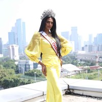 Di antara banyak pilihan makanan, Rash mengungkapkan sangat menyukai nasi padang dengan ayam balado dan tempe. Ketika sedang live Instagram, Rash menerima banyak komentar warganet yang memberi tahu ia sebaiknya mencicipi seblak. Ada banyak orang yang menyuruh saya makan seblak. Mereka sudah tahu kalau saya suka makan makanan yang pedas. Saya tanya ke Melati Tedja, dia bilang tidak baik untuk perut karena sangat pedas. Karena saya suka makan ayam gepuk, biasanya kan ada level pedasnya, saya selalu pilih yang paling pedas. Jadi saya jadi penasaran sepertinya saya bisa makan seblak. Saya juga selalu diingatkan oleh keluarga karena jangan terlalu makan yang pedas, tutur Rash seraya tertawa. Foto: Pradita Utama.