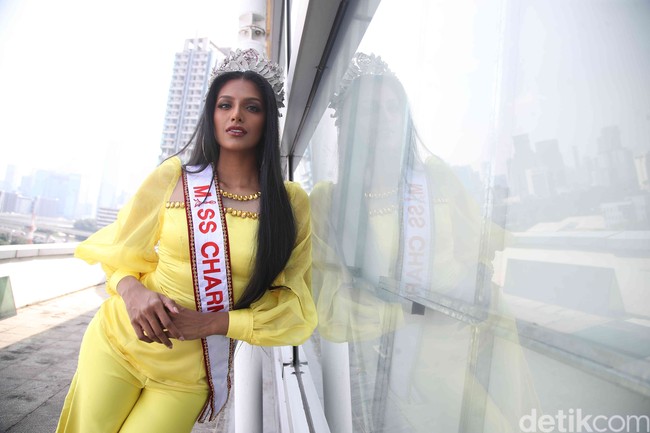 Rash mengaku sering mencicipi kuliner khas Indonesia yang ada di Malaysia. Ia mengungkapkan deretan makanan yang menjadi incarannya. Saya suka sekali dengan pedas, ayam penyet, ayam geprek, nasi padang, dan gado-gado. Saat datang ke sini saya sangat senang karena ingin nasi padang yang otentik di Indonesia. Tapi karena jadwal saya yang padat, tidak ada kesempatan untuk pergi keluar dan makan nasi padang. Saya ingin banget makan nasi padang, tambahnya. Foto: Pradita Utama.