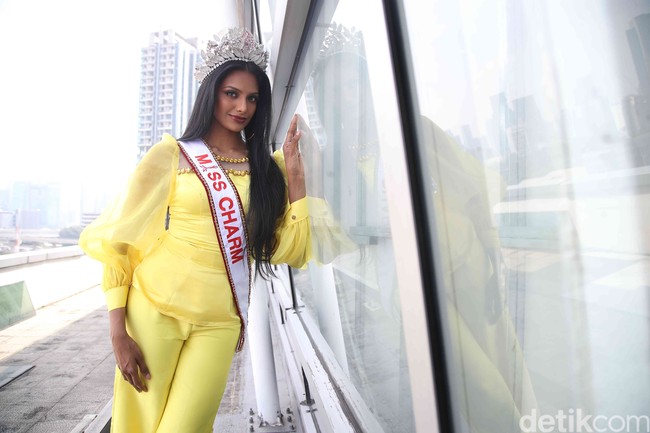 Ketika datang ke Indonesia, ratu kecantikan yang akrab disapa Rash ini kagum dengan sosok wanita Indonesia yang ramah dan bertalenta. Sejauh ini saya sangat mengaggumi wanita yang ada di Indonesia dengan budaya dan prestasinya. Wanita Indonesia mempunyai potensi yang cukup besar, ungkap Rash dalam bahasa Inggris dan Melayu. Foto: Pradita Utama.