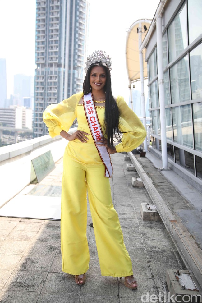 Rashmita mengenakan setelan baju warna kuning yang memperlihatkan kulit cantiknya. Wanita kelahiran 3 Februari 2000 itu menuturkan ingin datang kembali ke Indonesia, khususnya ke Bali dan Yogyakarta. Sebab, ia ingin menjelajahi alam dan budaya di sana. Saya ingin datang ke sini lagi dan datang ke Bali dan juga Yogyakarta. Saya ingin jalan-jalan, ucapnya seraya tertawa. Foto: Pradita Utama.