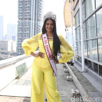 Rashmita mengenakan setelan baju warna kuning yang memperlihatkan kulit cantiknya. Wanita kelahiran 3 Februari 2000 itu menuturkan ingin datang kembali ke Indonesia, khususnya ke Bali dan Yogyakarta. Sebab, ia ingin menjelajahi alam dan budaya di sana. Saya ingin datang ke sini lagi dan datang ke Bali dan juga Yogyakarta. Saya ingin jalan-jalan, ucapnya seraya tertawa. Foto: Pradita Utama.