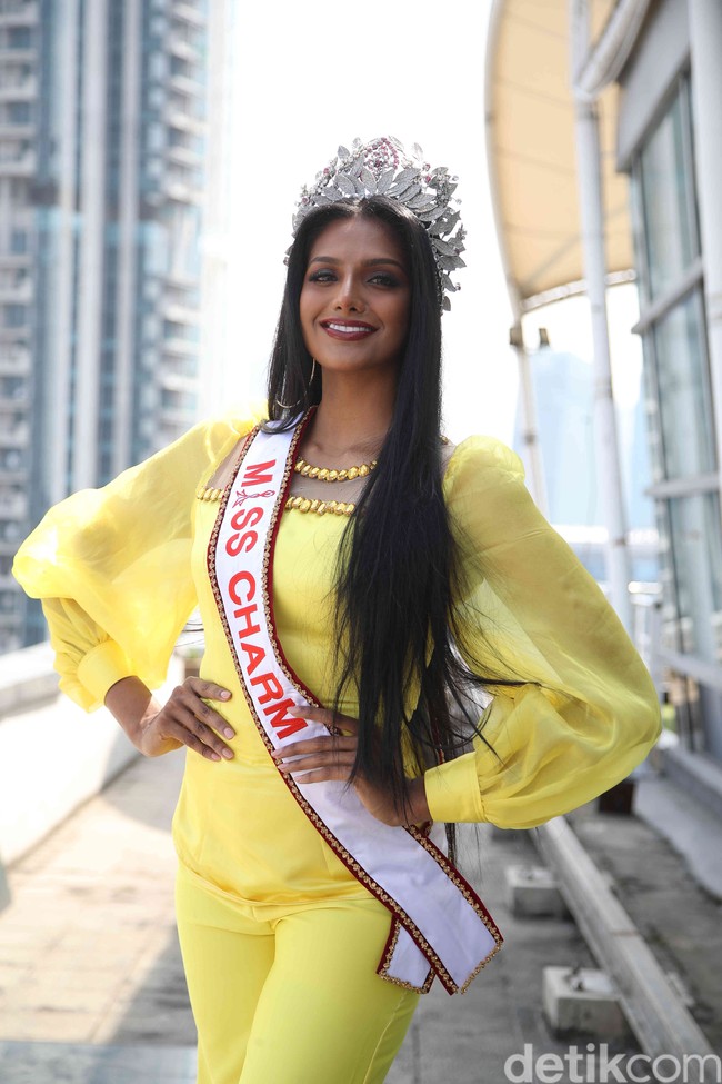Rashmita adalah wanita Malaysia pertama yang dinobatkan sebagai Miss Charm. Saat kunjungan media, Rashmina mengungkapkan kesannya saat pertama kali berada di Indonesia. Ini pertama kali saya datang ke Indonesia. Memang pengalaman yang sangat-sangat baik sejauh ini. Memang saya suka Indonesia, saya sangat antusias saat sampai di Indonesia. Warga Indonesia itu sangat ramah dan juga mendukung kehadiran saya. Saya sangat suka berada di sini, kata Rashmina kepada Wolipop. Foto: Pradita Utama.