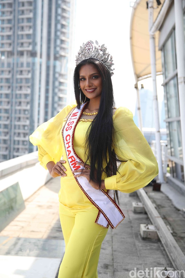 Rashmita Nalini Rasindran terpilih sebagai Miss Charm pada tahun 2024 di Vietnam. Sebagai Miss Charm 2024, Rashmita hadir di acara Grand Final Puteri Indonesia 2025 yang digelar pada Jumat (2/5/2025) di Plenary Hall, Jakarta. Foto: Pradita Utama.