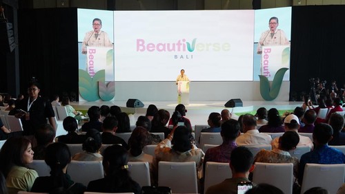Ketua Dekranasda Provinsi Bali, Putri Koster, membuka Beautiverse 2025, Bali Premiers Beauty & Wellness Event, di Bali Beach Convention Center, The Meru, Sanur, Jumat (2/5/2025).
