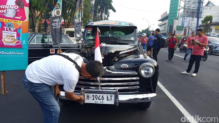 Rally mobil kuno di Magelang, Sabtu (3/5/2025).
