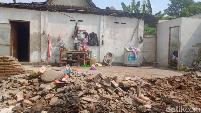 Rumah bagian belakang di Gergunung Klaten roboh. Foto diunggah Sabtu (3/5/2025).