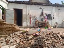 Bruk! Rumah Warga Gergunung Klaten Roboh Timpa 2 Motor