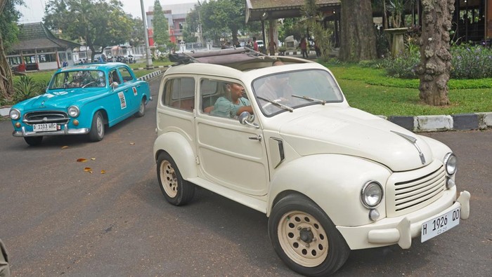 Saat Mobil Kuno Kumpul Promosikan Wisata Temanggung Sejumlah peserta bersiap mengikuti Rally Mobil Kuno PPMKI 2025 di Pendopo Pengayoman Temanggung, Jawa Tengah, Sabtu (3/5/2025). Rally mobil kuno yang diselenggarakan Perhimpunan Penggemar Mobil Kuno Indonesia (PPMKI) tersebut diikuti 200 peserta dari berbagai kota di Indonesia sebagai ajang silaturahim penggemar mobil kuno sekaligus untuk mengenalkan destinasi wisata di Temanggung. ANTARA FOTO/Anis Efizudin/foc.