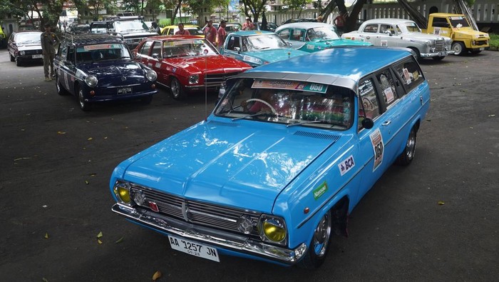 Sejumlah peserta bersiap mengikuti  Rally Mobil Kuno PPMKI 2025  di Pendopo Pengayoman Temanggung, Jawa Tengah, Sabtu (3/5/2025). Rally mobil kuno yang diselenggarakan Perhimpunan Penggemar Mobil Kuno Indonesia (PPMKI) tersebut diikuti 200 peserta dari berbagai kota di Indonesia sebagai ajang silaturahim penggemar mobil kuno sekaligus untuk mengenalkan destinasi wisata di Temanggung. ANTARA FOTO/Anis Efizudin/foc.