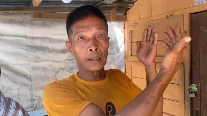 Saidi ceritakan detik-detik rumahnya ditabrak tongkang di Perairan Sungai Musi, Palembang.