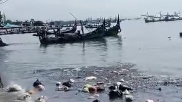 Sampah yang dibuang ke laut Muncar, Banyuwangi.