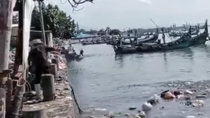 Sampah yang dibuang ke laut Muncar, Banyuwangi.