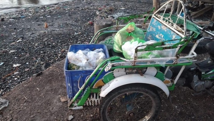 Sampah yang dibuang ke laut Muncar, Banyuwangi.