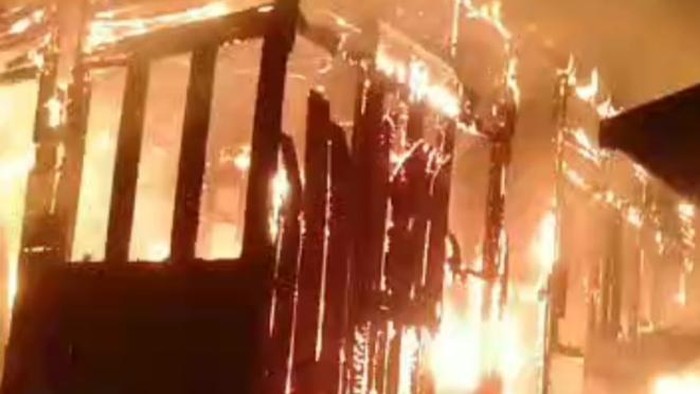 Sebuah rumah di Palembang, Sumsel, hangus terbakar. Diduga korsleting listrik