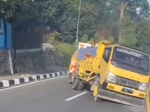 Truk Patah As Roda di Puncak Bogor, Lalin Sempat Tersendat