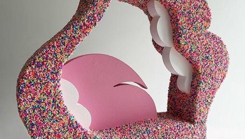 Ia menunjukkan bahwa tidak semua seniman menjadikan karya mereka sebagai media serius ketika menyampaikan pesan yang mendalam kepada publik. Terkadang, karya mereka sederhana dan  bercerita tentang kesenangan dan taburan warna. Foto: Instagram @peppy_colours via BoredPanda