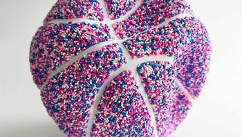 Selama sebagian besar kariernya, Pepe bekerja sebagai direktur seni dan desainer, di situlah perjalanan kreatifnya benar-benar mulai terbentuk. Foto: Instagram @peppy_colours via BoredPanda