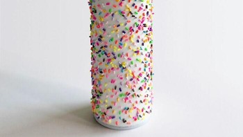 Melalui karya benda-benda bertabur sprinkle yang ia buat, Pepe ingin menyampaikan bahwa makna dapat hidup dalam kegembiraan sama seperti makna dapat hidup dalam perjuangan. Foto: Instagram @peppy_colours via BoredPanda