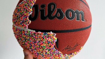 Pepe Bratanov, seniman di balik Peppy Colours, menciptakan karya yang ceria dan menarik dengan menaburi sprinkle kue pada objek sehari-hari. Foto: Instagram @peppy_colours via BoredPanda