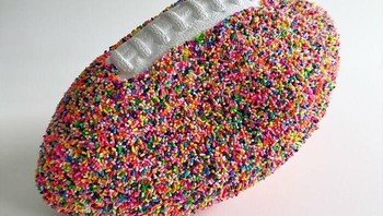 Ia juga ingin mengingatkan orang-orang bahwa bertanya-tanya dan bermain-main itu perlu. Dan jika seseorang merasa sedikit lebih bebas, sedikit lebih berani, atau sedikit lebih menjadi diri mereka sendiri, maka itulah kemenangan yang sesungguhnya. Foto: Instagram @peppy_colours via BoredPanda