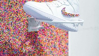 Tetaplah bermain-main, tetaplah ingin tahu, tetaplah terbuka. Hidup berjalan cepat, dan mudah untuk melupakan bahwa keajaiban dan kreativitas bukan hanya untuk anak-anak, tetapi juga penting bagi siapa pun yang ingin membangun kehidupan yang terasa hidup. Bersemangatlah, kerjarlah sesuatu yang membuat jantung Anda berdebar kencang, pesannya. Foto: Instagram @peppy_colours via BoredPanda