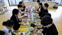 Pengalaman sekolah, yang disebut Sekolah Menengah Kimino oleh operator Undokai juga sejalan dengan rencana pemerintah untuk menarik lebih banyak pengunjung dari luar destinasi seperti Tokyo dan Kyoto yang mengalami kelebihan turisme dan ke daerah pedesaan.