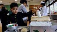 Selain itu, peserta juga menyiapkan makan siang mereka sendiri, dan membersihkan kelas di penghujung hari.