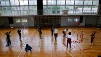 Di kelas olahraga, mereka mengikuti kompetisi kelompok olahraga tradisional Jepang seperti tarik tambang atau melempar beanbag tinggi-tinggi ke dalam keranjang jaring.