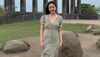 Nah, ini saat Sherina berkunjung ke Calton Hill dan berfoto dengan latar Monumen Nasional. Mirip dengan yang ada di Yunani kan? Memang ini replika Parthenon di Athena, dengan setiap batu berukuran persis sama dengan batu asli di Yunani. Namun karena kurangnya dana, monumen ini tidak selesai dibangun.