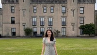 Sherina tak merinci lokasi fotonya. Namun bila dilihat latarnya, Sherina berfoto di House of the Binns, kastil bersejarah yang usianya lebih 400 tahun. Bangunan ini berada di dekat Linlithgow, West Lothian, Skotlandia.