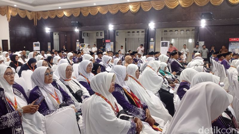 Suasana pelepasam rombongan jemaah Haji Kloter I Embarkasi Padang