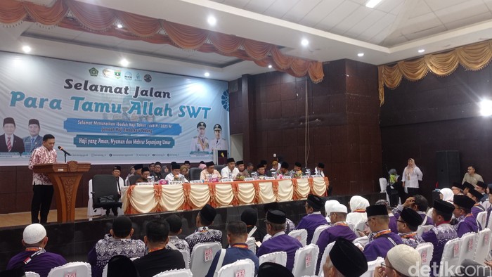 Suasana pelepasam rombongan jemaah Haji Kloter I Embarkasi Padang