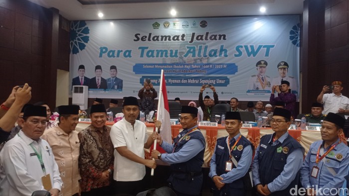 Suasana pelepasam rombongan jemaah Haji Kloter I Embarkasi Padang